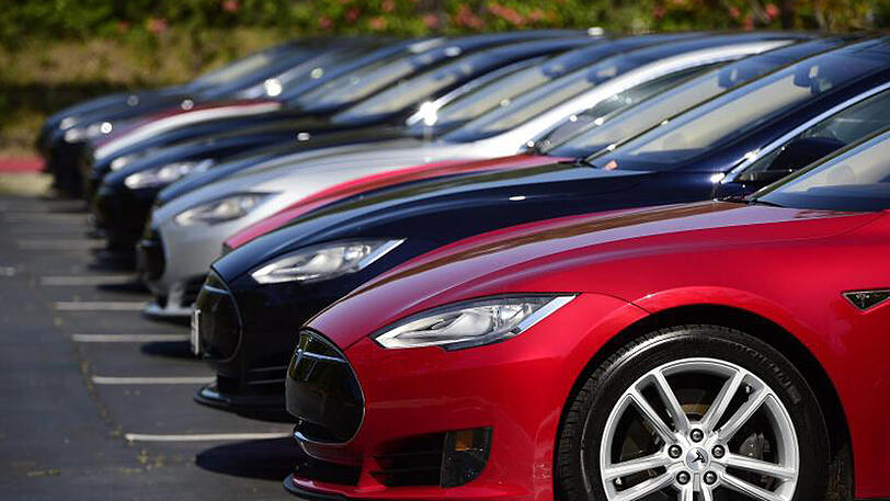 Tesla Model S-Autos auf einem Parkplatz der Zentrale von Tesla Motors in Palo Alto, Kalifornien, USA.