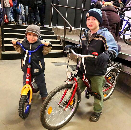 Beim Radflohmarkt gibt es neben Rädern auch Roller, Bobbycars und Anhänger für Kinder (Symbolbild).
