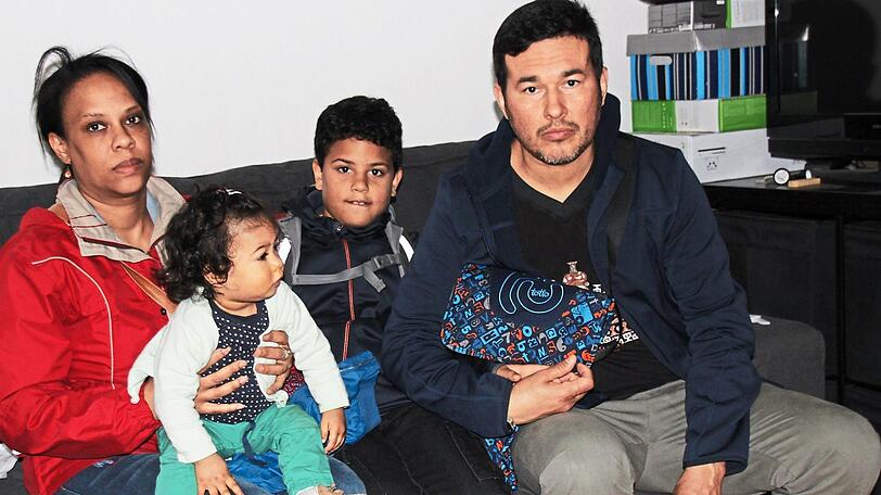 Suchen dringend eine Bleibe: Claudia und Felipe M. mit ihren Kindern Adrian und Violeta.