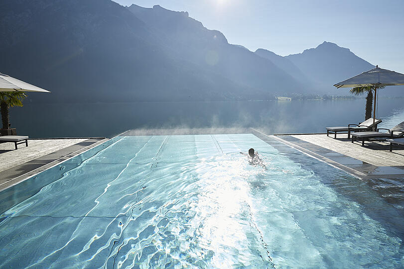 Outdoor-SPA mit traumhaftem Infinity-Pool. Unendlichkeit par excellence.