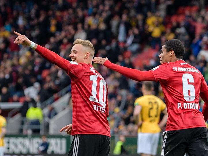 IngolstadtsTorschütze Sonny Kittel (l) jubelt mit Paulo Otavio Rosa da Silva über seinen Treffer zum 1:0 gegen Dresden. Foto: Matthias Balk