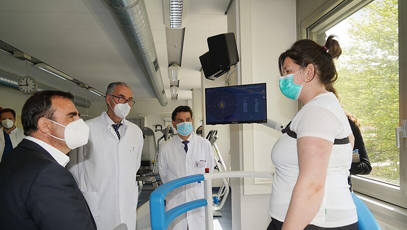 Training unter Aufsicht: Regina Straub auf dem Robotersytem "Hunova".