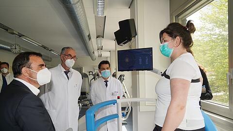 Training unter Aufsicht: Regina Straub auf dem Robotersytem "Hunova".