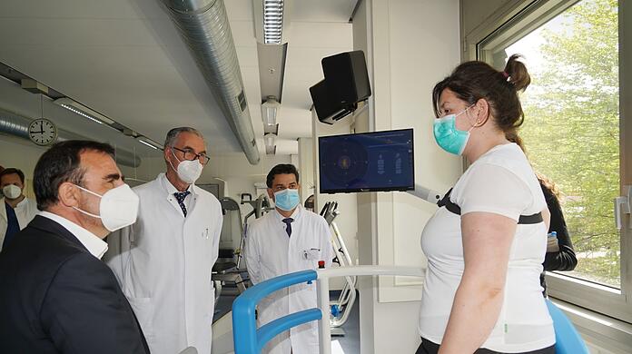 Training unter Aufsicht: Regina Straub auf dem Robotersytem "Hunova".