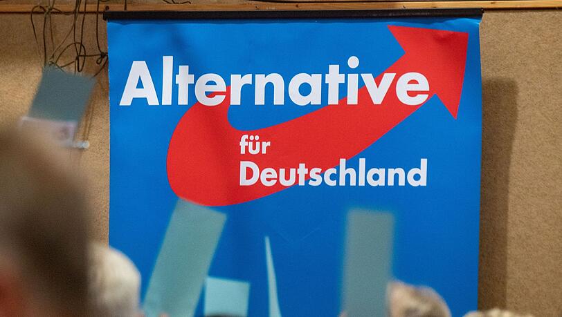 Auf einem AfD-Parteitag hängt ein Plakat mit dem Schriftzug "Alternative für Deutschland".
