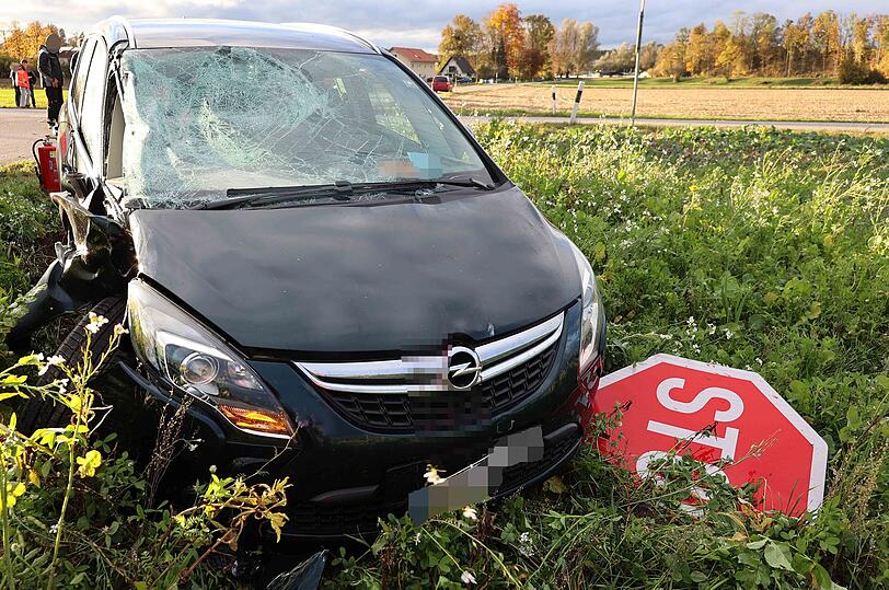 Bei dem Zusammenstoß bei Waldkraiburg stirbt der Motorradfahrer noch an der Unfallstelle.