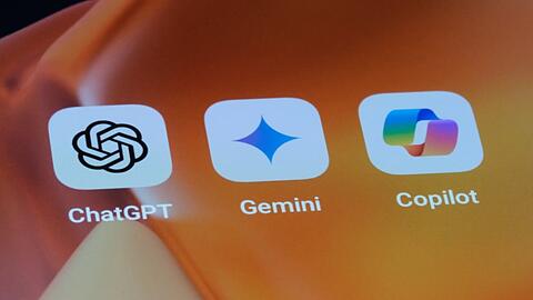 Drei der wohl bekanntesten KI-Helfer: ChatGPT, Google Gemini und Microsoft Copilot.