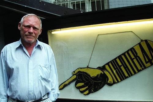 &bdquo;Ich bin ein ernster Mensch&ldquo;, entgegnet er auf die Frage nach Anekdoten. Horst Reichel vor dem Eingang zu seinem Theater an der Hohenzollernstraße.