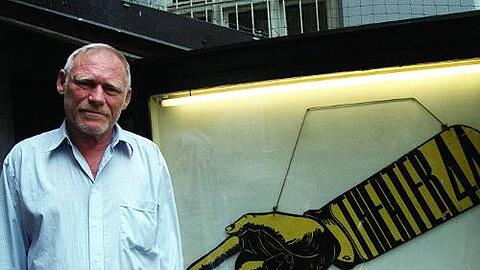 &bdquo;Ich bin ein ernster Mensch&ldquo;, entgegnet er auf die Frage nach Anekdoten. Horst Reichel vor dem Eingang zu seinem Theater an der Hohenzollernstraße.