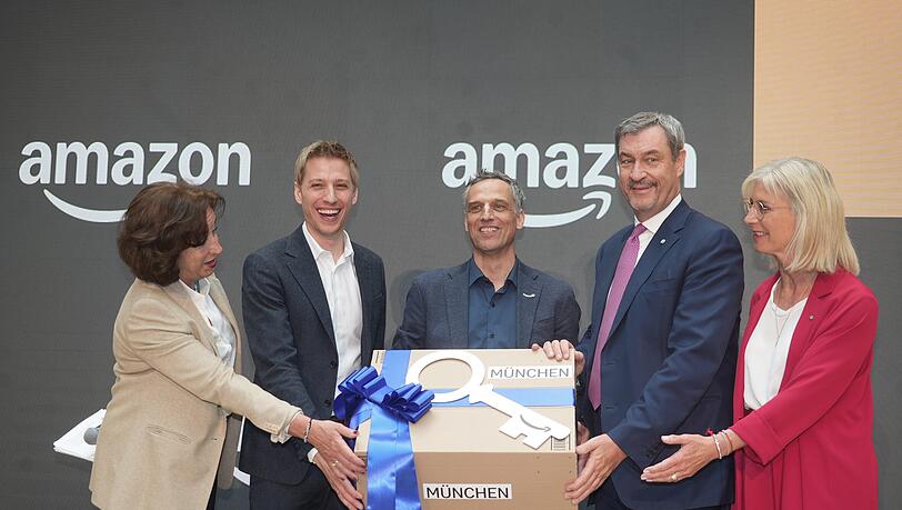 Amazon-Chefin B&eacute;atrice Bracklo, der designierte OB Dominik Krause, Amazon-Chef Rocco Br&auml;uniger, Ministerpr&auml;sident Markus S&ouml;der und Arbeitsministerin Ulrike Scharf bei der Er&ouml;ffnung.