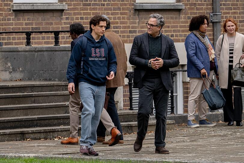 Peter Parker (Tom Holland, li.) spricht mit seinem Professor (Mark Ruffalo).