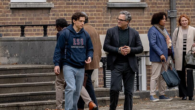 Peter Parker (Tom Holland, li.) spricht mit seinem Professor (Mark Ruffalo).