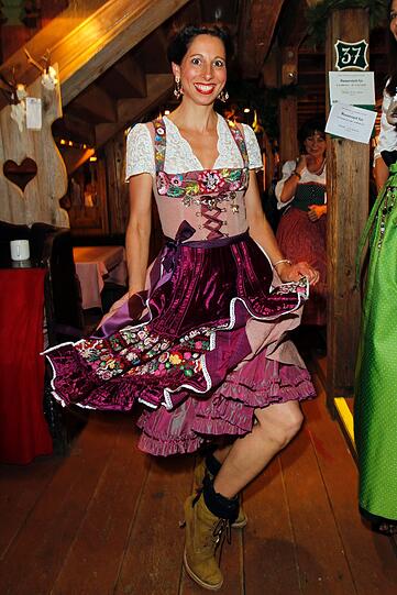 Designerin Lola Paltinger präsentiert sich und ihre ausgefallene Dirndl-Kreation.
