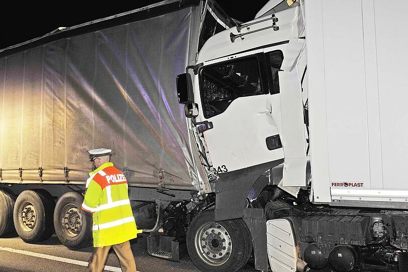 In der Nacht zum Dienstag hat ein Lkw-Fahrer auf der A 92 einen Stau zu spät erkannt. Er kracht auf den vorausfahrenden Lkw, wird eingeklemmt und stirbt.
