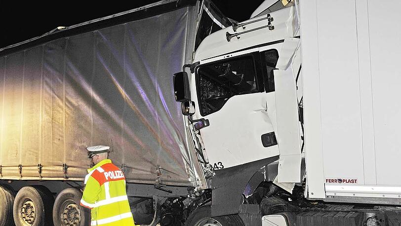In der Nacht zum Dienstag hat ein Lkw-Fahrer auf der A 92 einen Stau zu spät erkannt. Er kracht auf den vorausfahrenden Lkw, wird eingeklemmt und stirbt. In der Nacht zum Dienstag hat ein Lkw-Fahrer auf der A 92 einen Stau zu spät erkannt. Er kracht auf den vorausfahrenden Lkw, wird eingeklemmt und stirbt.
