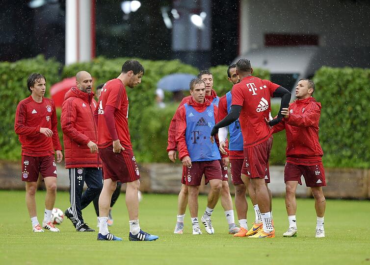 Die Bayern-Stars Jerome Boateng und Robert Lewandowski geraten im Mittwochstraining heftig aneinander. Foto: Bernd Feil