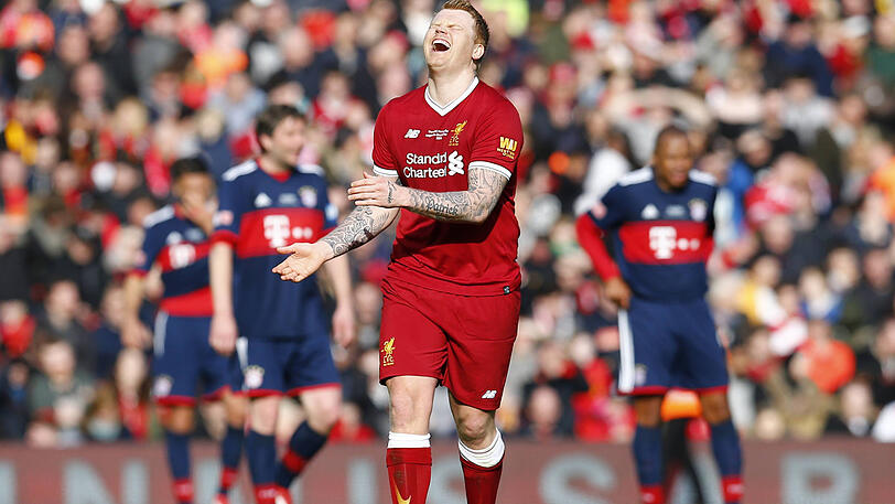 Applaus für die Kollegen auf dem Feld: John Arne Riise.