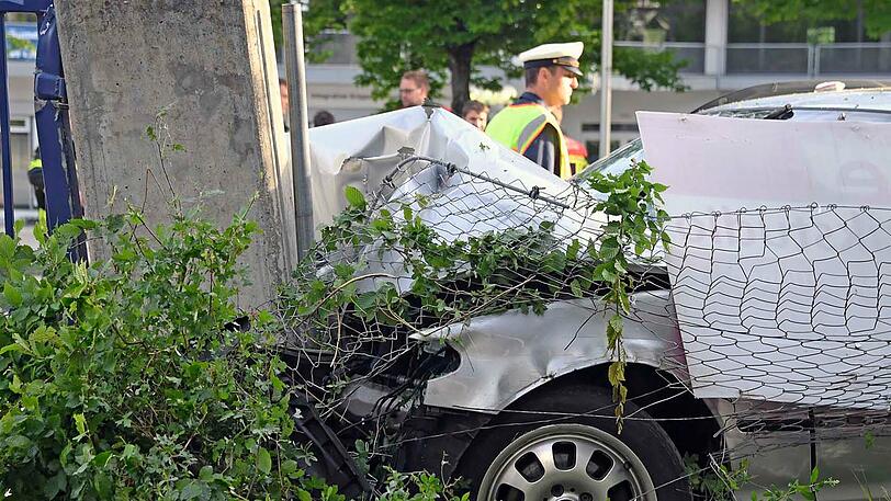 Alkohol-Crash in Unterhaching - die Bilder von der Unfallaufnahme.