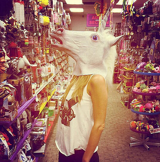 In dieser Verkleidung würde die Kult-Blondine sicherlich kein Problem mit aufdringlichen Fotografen bekommen. Wie auch: Sie ist ja ein Einhorn!