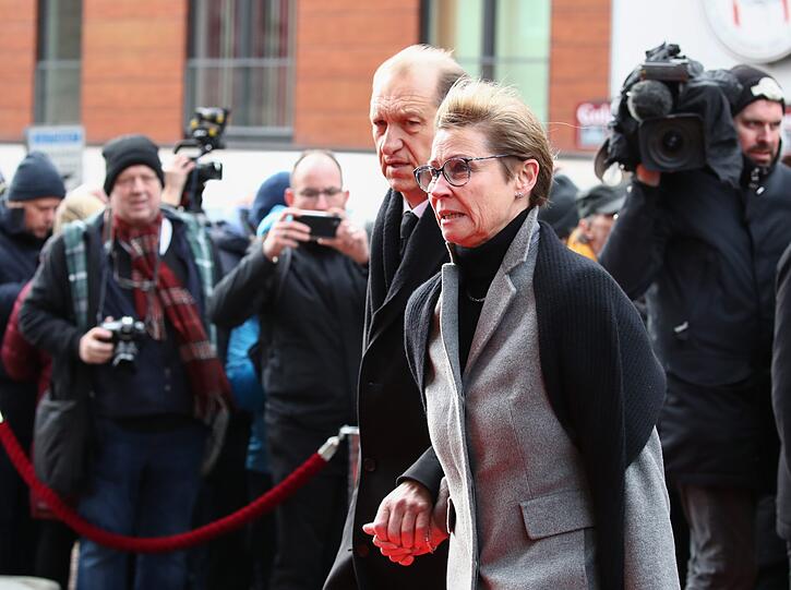 Peter-Heinrich Brix kommt mit Frau Angelika