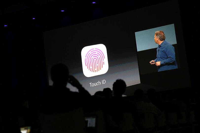 Apple hat erstmals ein neues günstigeres iPhone-Modell vorgestellt. Das Gerät heißt wie erwartet iPhone 5C und hat ein Gehäuse aus Plastik in bunten Farben. Die Bilder aus dem Berliner Apple-Store.