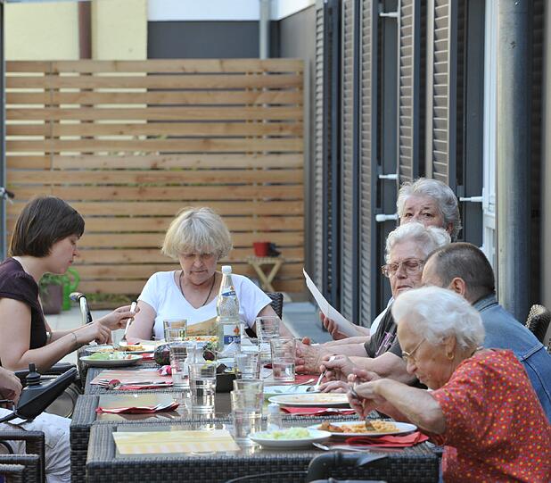 Wohnen im Viertel - das gemeinsame Essen gehört dazu.