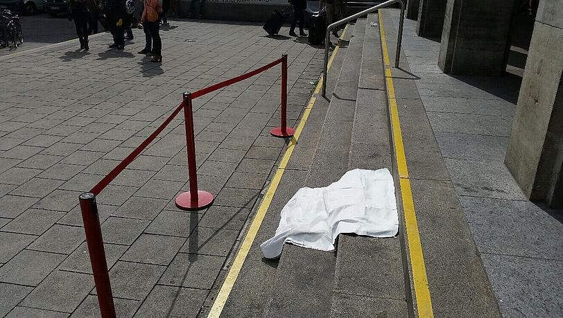 Ebola-Verdacht am Hauptbahnhof in München: Die Bilder vom Polizeieinsatz. Ebola-Verdacht am Hauptbahnhof in München: Die Bilder vom Polizeieinsatz.
