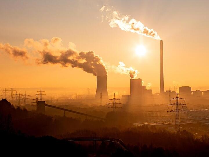 Schornsteine und Kühlturm eines Kraftwerks im Ruhrgebiet. Die EU-Kommission fordert im Kampf gegen den Klimawandel eine Wirtschaft ohne Treibhausgase innerhalb der nächsten 30 Jahren.