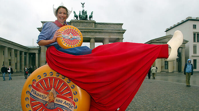 "Meine Lieblingsfarbe ist Gelb - Käse-Gelb", sagt Madeleen Driessen, die viele Jahre lang die niederländische Werbefigur Frau Antje verkörpert hat.