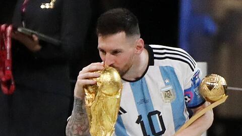 Lionel Messi mit dem WM-Pokal und dem Golden Ball als bester Spieler des Turniers Katar.