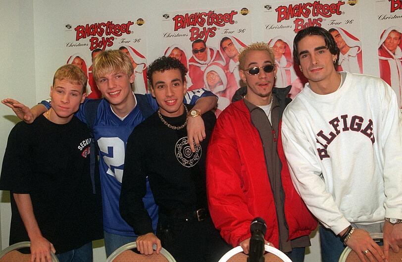 Die Anfangszeit: Nach einer Pressekonferenz stellen sich die Backstreet Boys (v. l.) Brian, Nick, Howie, A J und Kevin den Fotografen.