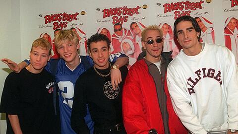 Die Anfangszeit: Nach einer Pressekonferenz stellen sich die Backstreet Boys (v. l.) Brian, Nick, Howie, A J und Kevin den Fotografen.