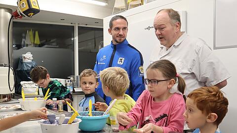 Packte beim Backen der Plätzchen auch mit an: Valmir Sulejmani.
