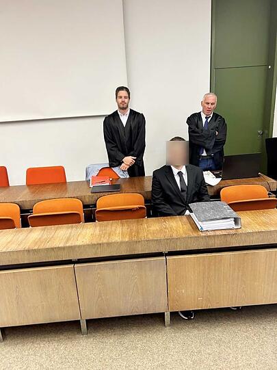 Vor Prozessbeginn: der Angeklagte mit seinen Anwälten Simeon Feuerstein und Roland Autenrieth (r.).