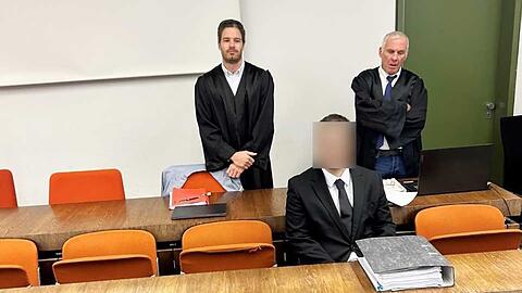 Vor Prozessbeginn: der Angeklagte mit seinen Anwälten Simeon Feuerstein und Roland Autenrieth (r.).