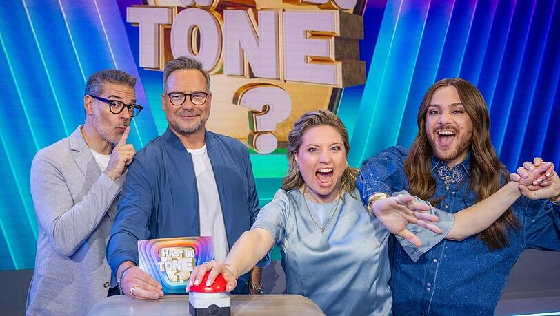 Matthias Opdenhövel (2.v.l.) mit den neuen Kapitänen Rick Kavanian (l.), Caroline Frier und Riccardo Simonetti.
