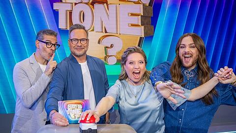Matthias Opdenhövel (2.v.l.) mit den neuen Kapitänen Rick Kavanian (l.), Caroline Frier und Riccardo Simonetti.