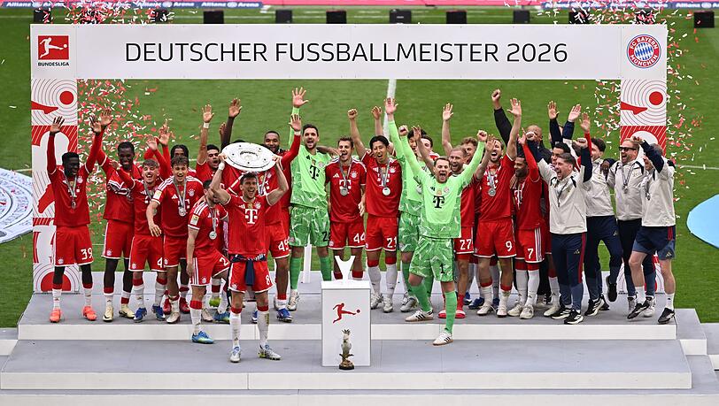 Die Bayern feiern mit der Meisterschale, die Leon Goretzka in Händen hält. Die Bayern feiern mit der Meisterschale, die Leon Goretzka in Händen hält.