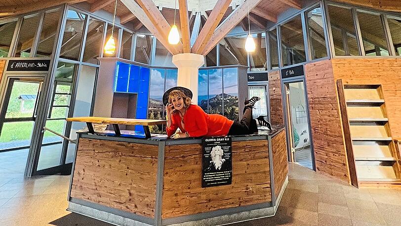 Entertainerin Gloria Gray (60) geht wieder unter die Gastronomen - und ist begeistert vom Flair einer ehemaligen Tourist-Info in Zwiesel in Niederbayern. Entertainerin Gloria Gray (60) geht wieder unter die Gastronomen - und ist begeistert vom Flair einer ehemaligen Tourist-Info in Zwiesel in Niederbayern.