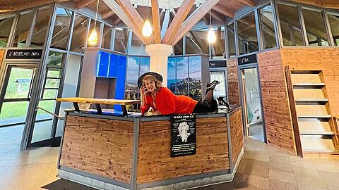 Entertainerin Gloria Gray (60) geht wieder unter die Gastronomen - und ist begeistert vom Flair einer ehemaligen Tourist-Info in Zwiesel in Niederbayern.
