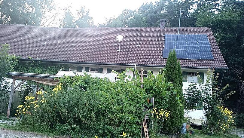 Auf der Seite des BKA sind Fotos vom Opfer sowie auch vom Tatort zu sehen.