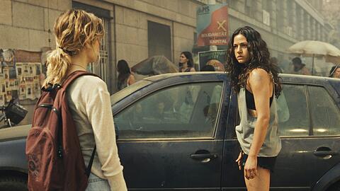 Die Schwestern Phoebe (Soma Pysall, rechts) und Bea (Lea Drinda) haben sich entfremdet. Sie f&uuml;hren in einem dystopischen Berlin der nahen Zukunft zwei v&ouml;llig unterschiedliche Leben. Die Disney-Serie "City of Blood" entstand nach einer gefeierten Graphic Novel-Reihe und ist ein neues Serien-Gro&szlig;projekt, made in Germany.