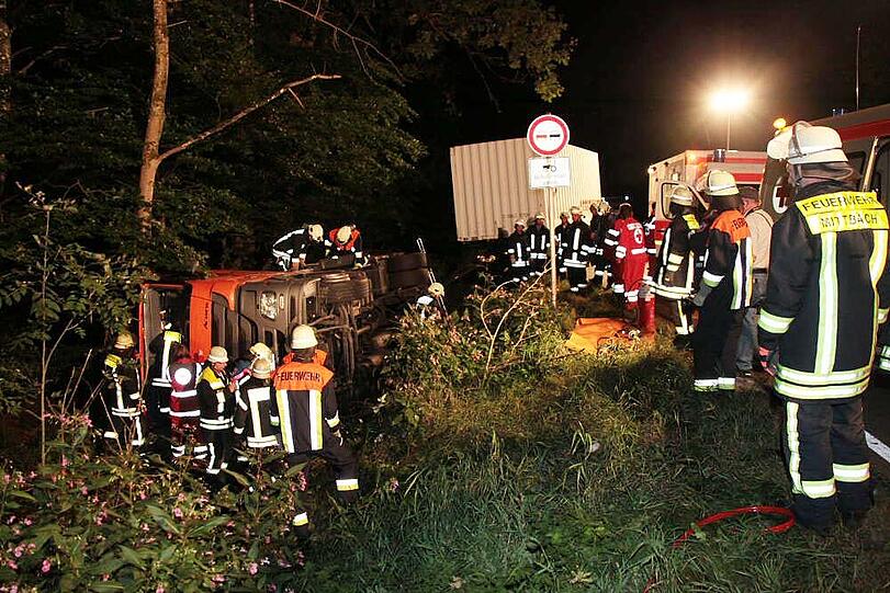 Warum ein aus München kommender Lkw am Montagabend auf der B12 nach rechts umkippt und seinen Fahrer einklemmt, ist nicht bekannt. Der Mann wird in ein Krankenhaus gebracht.
