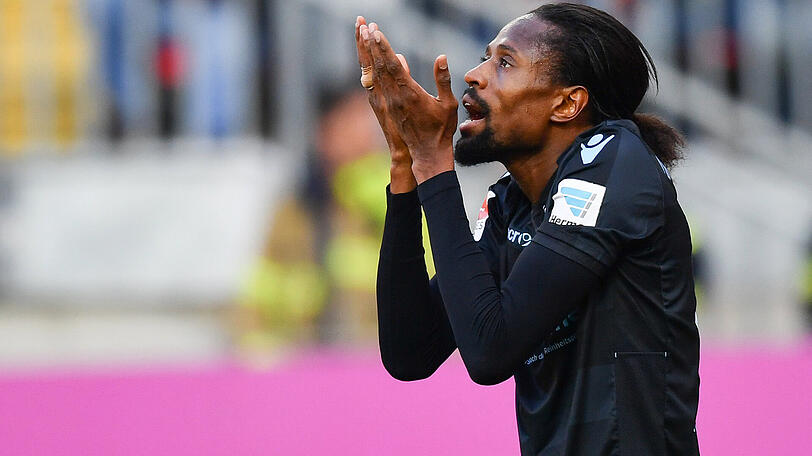 Abdoulaye Ba: Note 3. Der Abwehrchef stand lange Zeit souverän, blieb aber nicht ohne Fehler. Rettete nicht nur einmal ich höchster Not und bügelte Ortegas Fehler wieder aus.