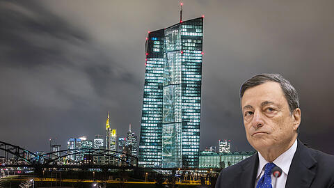 Die Fenster der Europäischen Zentralbank (EZB) sind in Frankfurt am Main (Hessen) am Abend noch erleuchtet, während im Hintergrund die Skyline der Stadt zu sehen ist.
