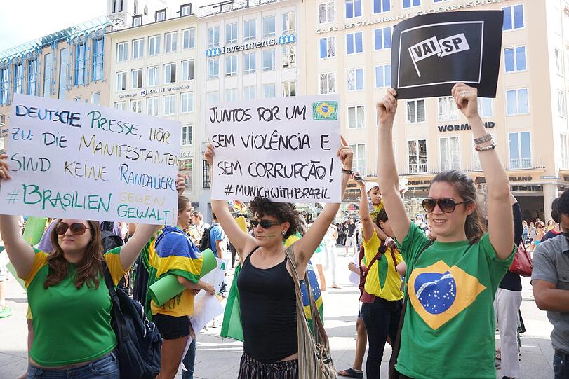 Mehrere Hundert Brasilianer und Brasilianerinnen haben am Marienplatz gegen Zustände in Brasilien demonstriert.