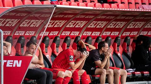 Spieler von Ingolstadt nach dem Abpfiff im Relegations-Rückspiel gegen Nürnberg. Foto: Matthias Balk/dpa/Archivbild