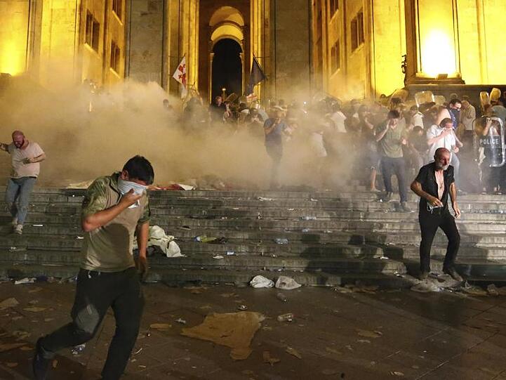 Demonstranten fliehen vor dem georgischen Parlament vor von Polizisten abgefeuertem Tränengas.