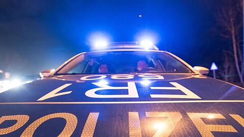 Ein Polizeifahrzeug steht mit Blaulicht auf der Straße. Foto: Patrick Seeger/dpa/Archivbild