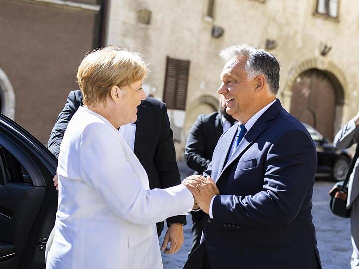 Ungarns Ministerpräsident Viktor Orban empfängt Bundeskanzlerin Angela Merkel in Sopron.